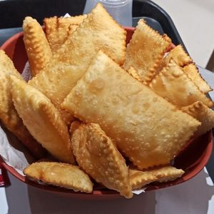 imagem do produto Porção de pastel 16 unidades mista (quatro de cada)