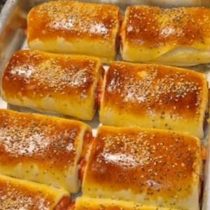 imagem do produto Enrolado de salsicha com queijo e presunto, cheddar e catupiry