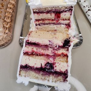 imagem do produto Fatia de bolo de limão e frutas vermelhas 