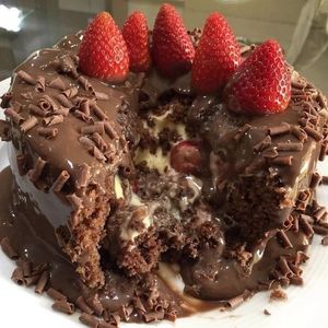 imagem do produto Bolo vulcão de morango ninho e chocolate 