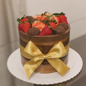 imagem do produto Bolo de morango e chocolate feito no acetato