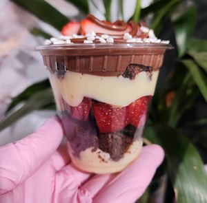 imagem do produto Surpresa Brownie com Ninho, Nutella e morango