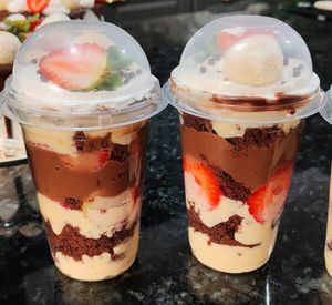 imagem do produto Morango + creme de Ninho+ chocolate cremoso. Um copo de 350ml