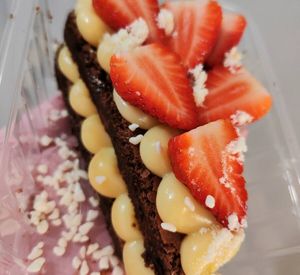 imagem do produto Fatia de brownie dupla com brigadeiro de Ninho e Morangos