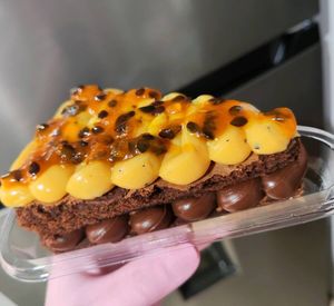 imagem do produto Fatia de brownie dupla recheada com brigadeiro e brigadeiro de maracujá