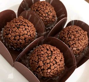 imagem do produto Bandeja com 4 brigadeiros de chocolate