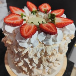 imagem do produto Bolo recheado de morango, nata e suspiros 2kg 