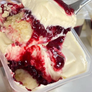 imagem do produto Bolo de pote de frutas vermelhas com creme de ninho 