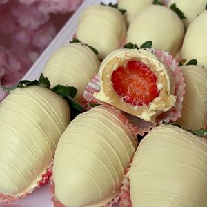 imagem do produto Bombom de morango com brigadeiro de ninho e chocolate branco