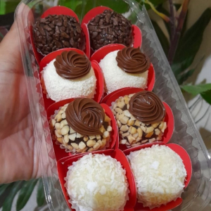 imagem do produto Bandeja com 8 doces mistos de 25gr cada 