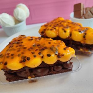 imagem do produto Fatia de brownie dupla recheada com brigadeiro e brigadeiro de maracujá