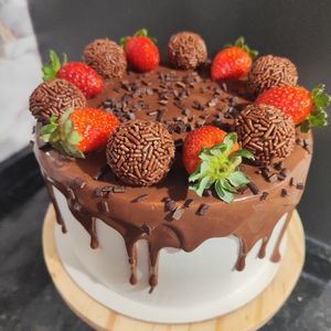 imagem do produto Bolo de morango e brigadeiro 2kg