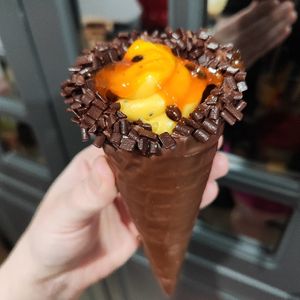 imagem do produto Cone recheado de maracujá e chocolate