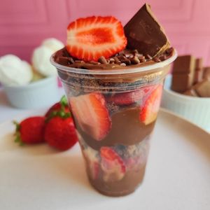 imagem do produto Copo de brownie de chocolate com morangos 