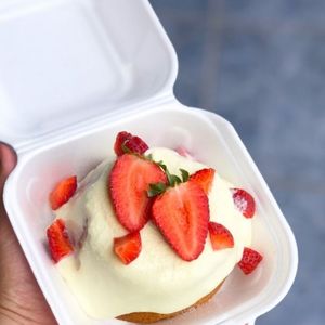 imagem do produto Bolinho vulcão 500gr de ninho com morangos 