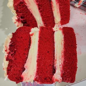 imagem do produto Fatia de bolo redvelvet com recheio de ninho+ geleia artesanal de morango 
