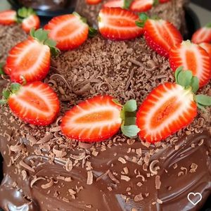 imagem do produto Bolo vulcão de brigadeiro com morangos