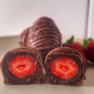 imagem do produto Bombom de morango de brigadeiro de chocolate