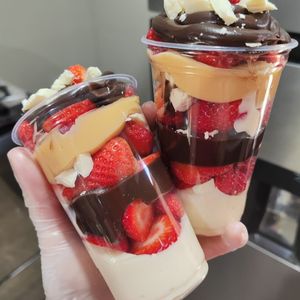 imagem do produto Maravilha de morango, brigadeiro branco e brigadeiro de chocolate ao leite. Um copo de 350ml.