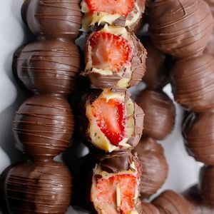 imagem do produto Espetinho de morango com brigadeiro de ninho banhado em chocolate