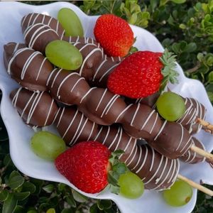 imagem do produto Espetinho de morangos e uvas com chocolate