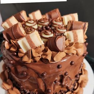 imagem do produto Bolo recheado Kinder Bueno 2kg 
