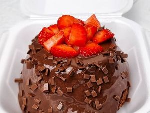 imagem do produto Bolo baby vulcão de brigadeiro e morango