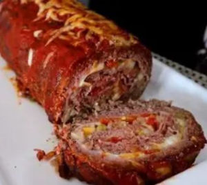 imagem do produto ROCÔMBOLE DE CARNE RECHEADO COM CALABRESA E QUEIJO COM PURÊ DE BATATA