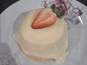 imagem do produto Mini Bolo Vulcão de Ninho com Geleia de Morango (300g aprox.)