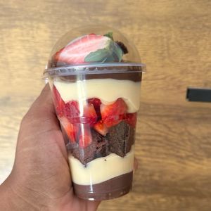 imagem do produto Copo Duo de Brownie e Morango - 200ml