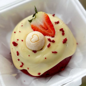 imagem do produto Mini Caseirinho Red Velvet com geleia de morango assado