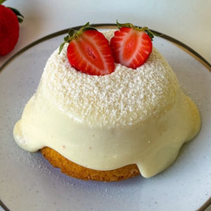 imagem do produto Caseirinho de baunilha com brigadeiro branco e geleia de Morango assado 
