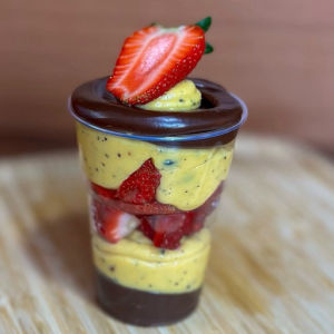 imagem do produto Copo de maracujá com chocolate e morango