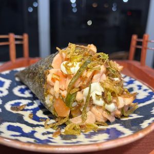 imagem do produto Temaki Salmão Maçaricado e Crisp Poró