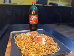 imagem do produto Macarrão na chapa - Frango desfiado ao vinagrete + Refrigerante Furlan 2lts