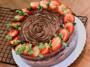 imagem do produto Bolo Naked - Brigadeiro de Chocolate com Morangos