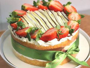 imagem do produto Bolo Naked - Ninho com Morangos e Nutella