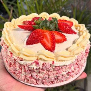 imagem do produto Bolo de Morango do Amor Cravejado *EDIÇÃO ESPECIAL*