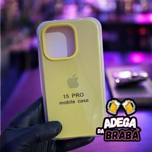 imagem do produto Capa Aveludada 15 pro amarela com logo