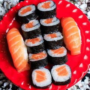 imagem do produto Hossomaki de Salmão (10 cortes)