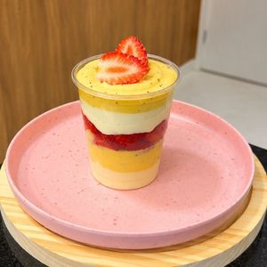 imagem do produto Copo da felicidade - Tropical de maracujá, mousse de ninho e morangos
