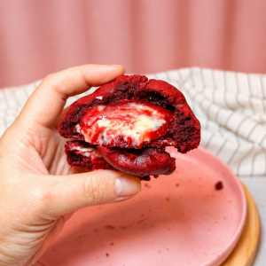 imagem do produto Cookie Red Velvet recheado de Ninho com geleia artesanal de morango