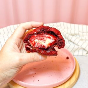 imagem do produto Cookie Red Velvet recheado de Ninho com geleia artesanal de morango