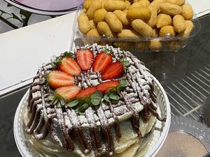 imagem do produto 2 bolos Ninho, morangos e Nutella + 100 salgados + 1 sobremesa na travessa G