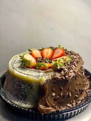 imagem do produto Bolo duo Ninho, chocolate granulado belga com morangos.