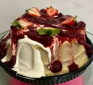 imagem do produto Bolo vulcão Ninho duplo com geleia de morangos caseira e morangos frescos