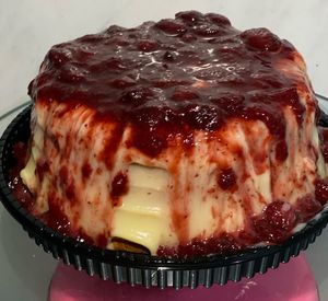 imagem do produto Bolo vulcão Ninho com geleia de morangos caseira