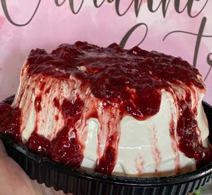 imagem do produto Bolo vulcão mousse de Ninho com geleia de morangos caseira.