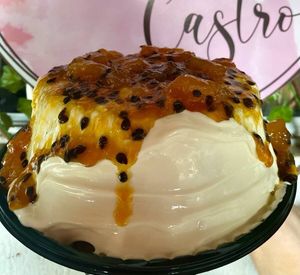 imagem do produto Bolo mousse com geleia de  frutas amarelas + 50 salgados