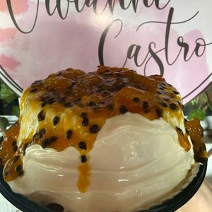 imagem do produto Bolo vulcão com cobertura de mousse de Ninho com geleia de frutas amarelas